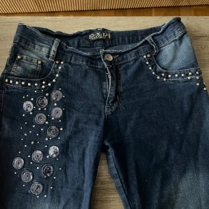Jeans - Supersnygga y2k jeans med detaljer, passar mig som är 170. Lågmidjade och bootcut. Kan sänka pris vid snabbt köp