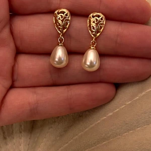 Unika pärlörhängen  - Nya örhängen med pärlor   Min hobby är att designa och tillverka smycken med noggrant utvalda pärlor av hög kvalitet. Min hobby är ett sätt för mig att kunna  skapa och dela det jag älskar samt ge personliga gåvor som speglar omtanke och kreativitet.