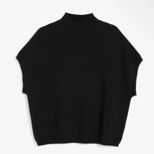 Kappahl stickad väst - Säljer denna slutsålda stickade väst med polokrage från Kappahl i storlek M ser ut som ny 