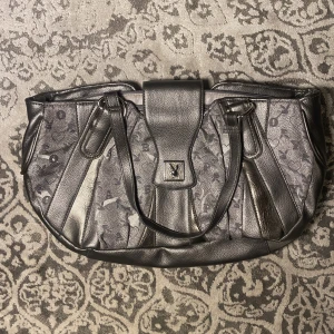 Super Snygg Playboy Väska 💗 -  Playboy väska i Sliver i jättefint skick! Skriv om du har frågor eller liknande eller vill ge ett pris💞