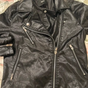 Skinnjacka - Bra skick, pris går att diskutera, fraktar samma dag