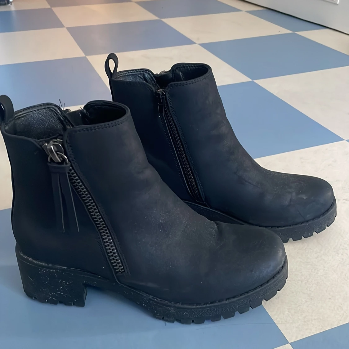 Svarta boots med dragkedja