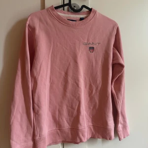 Sweatshirt  - Helt ny!  Jättefin tröja från Gant. Storlek 146/152cm 12 years Skulle säga att den även passar xs  Ny pris 700kr 