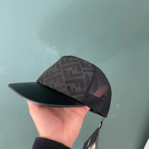 Fendi keps med box - En svart fendi keps. Super kvalitet till bra pris. Pris kan sänkas nån hundring vid snabb affär