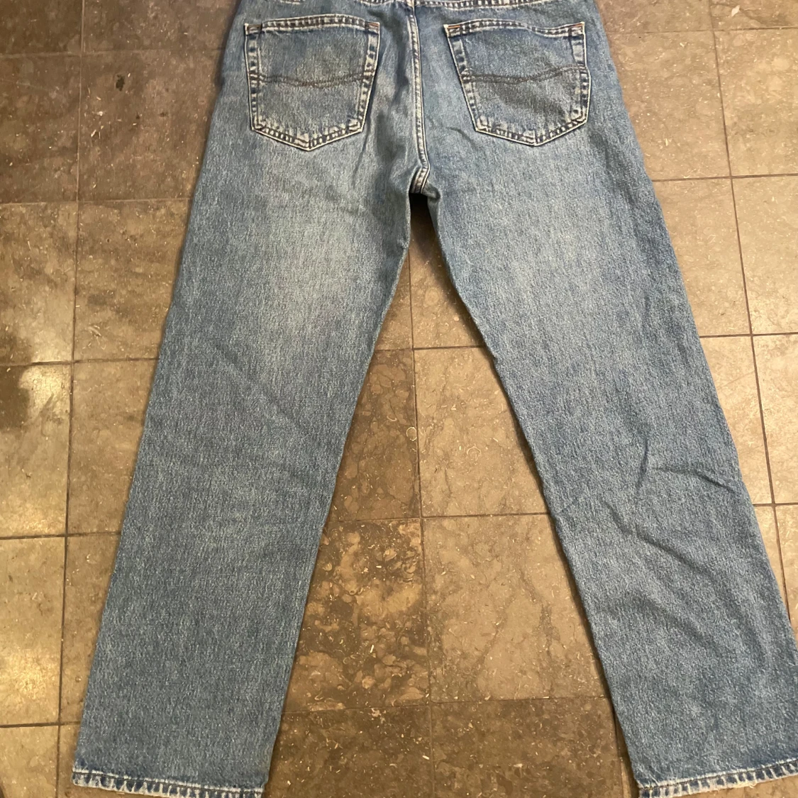 Blå jeans i straight fit - 90
