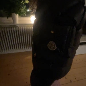 Moncler jacka  - Pris diskuterbart,Moncler jacka använd flertal gånger perfekt nu till vintern finns Qr kod säljer pågrund av att den är för liten str 12år
