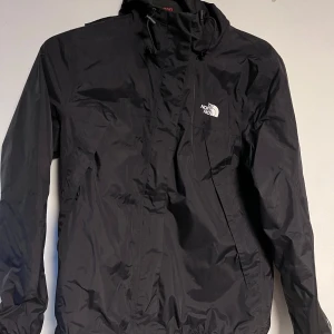 The North Face jacka - Hej, säljer denna North face antora jacka. Den är sparsamt använd och nästan bara använd på hockeymatch alltså inomhus… Inga slitage. Säljer pga fel storlek, sitter som en S! Priset är EJ hugget i sten, men inga fjantbud.