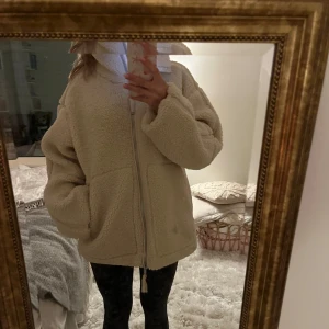Teddyjacka från hm - Den populära o slutsålda Teddy jackan från hm!! S