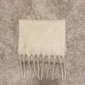 H&M halsduk - Tjock stickad halsduk från H&m, använd fåtal gånger men som ny💗 Beige/vit