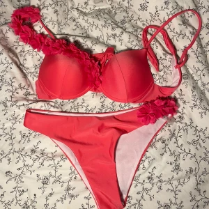 Bikini - Jätte fin naturlig push up bikini med fina detaljer, aldrig använd för att den är för stor för mig ☺️