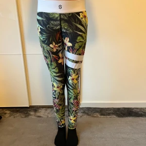 Stronger träningsbyxor  - Säljer dessa stronger träningsbyxor i storlek small, då de tyvärr inte kommer till användning längre. Byxorna är i nyskick 100 kr 