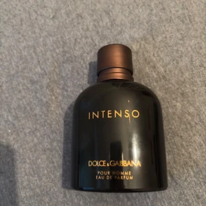 Helt full Dolce&Gabbana Intenso - Den är helt full, funkar året runt och luktar väldigt gott. Anvönds bara inte mycket då jag har mycket andra parfymer.