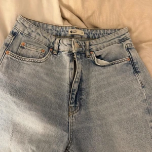 Petite Jeans med slit - Säljer ett par jättefin jeans från Gina Tricot, knappt använda då dem är lite för stora idag. Är i storlek 36, och i petite. Pris kan diskuteras.