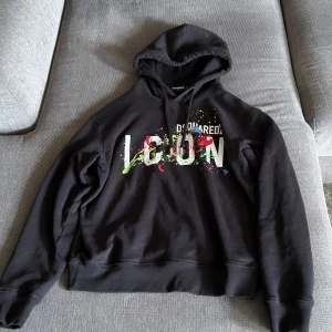 Dsquared2 hoodie - Hej säljer min dsq2 hoodie då jag inte använder den längre, storlek M. Inköpt i vintras på miinto. Ny pris 4500. Kvitto finns. Byte är ochså utav intresse.