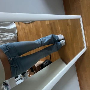 Low waist jeans - Säljer dessa low waist jeans. De är 80cm underbens längd och 33cm rakt över midjan. Sparsamt använda🙌🏼