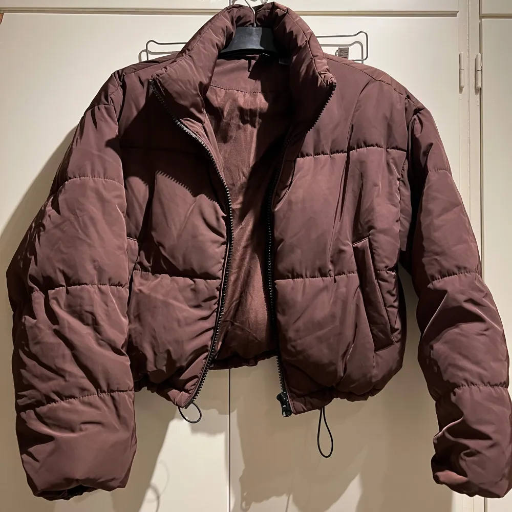 Pufferjacket ifrån Hm använd 1 gång i jättefint skick!  I storlek XS . Jackor.