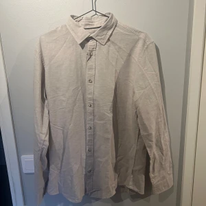 Jag säljer en helt oanvänd linnneskjorta med prislappen kvar. - Storlek-l