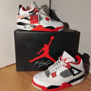 Jordan 4 skor - Helt nya J4 fire reds, perfekt kvalite!👌 Ser och känns fantastiska, materialet är extremt bra🔥 Og box och tags ingår! !SKRIV INNAN KÖP! Skriv om du har frågor eller om du vill ha mer info eller bilder👍 Pris är ej hugget i sten💯💯