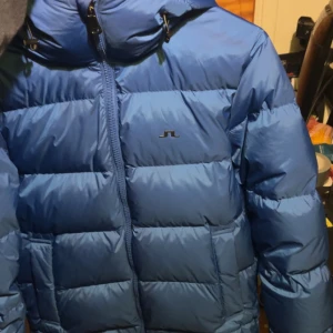 J.lindeberg vinterjacka - Säljer nu min j.lindeberg vinterjacka för att den inte passar i storleken, storlek S. Lägg gärna prisförslag och ställ frågor om du har några funderingar! Finns att hämta i Stockholm för snabb affär.