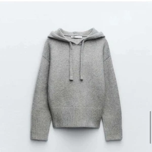 Stickad hoodie Zara - Säljer denna stickade hoodie från Zara. Den är i bra skick och knappt använd. St S💓