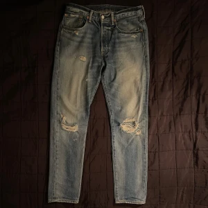 Levis jeans - Säljer mina feta Levis jeans i storlek 31/32. Modell är 501. Säljer de eftersom de inte kommer till användning. De har inga defekter. Hör av dig vid fler frågor!