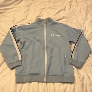 Palm angles zip - Palm angles zip i storlek L bra skick men använd nån liten fläck men ska nog gå att tvätta bort, säljer för tycker den e lite stor på mig, pris kan diskuteras