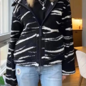 Svart och vit teddyjacka - Säljer en supermysig svart vit teddyjacka med zebramönster. Den är aldrig använd av mig men jag köpte den här på plick av någon annan så den är använd av gamla ägaren ❤️ säljer då ja har den beige teddyjackan ja använder mer ❤️ LÅNADE BILDER utom sista