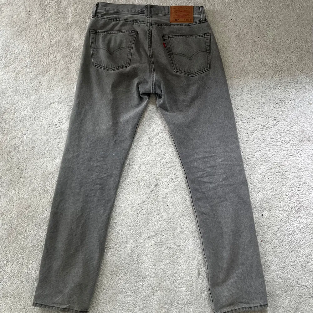 Helt nya populära levis 501 jeans i en väldigt snygg och trendig grå färg. Köptes i New york för 1299kr. Storlek W30/L32. Jeans & Byxor.