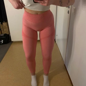 Rosa leggings - Säljer ett par snygga rosa tights i stretchigt material men som också sitter uppe på plats hela passet, passar även till att ha de i vardagen.