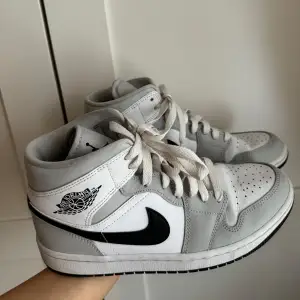 Air Jordan 1 sneakers sko i Vit/grå. Inköpta i Frankrike förra året så har därför ej kvar kvitto/box. Endast använda vit ett fåtal tillfällen, men i väldigt bra skick!