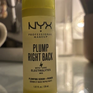 Primer  - Plump right back primer från nyx. Inte mycket använd se andra bilden.  Säljes då den inte passar mig. Köpt för 249 