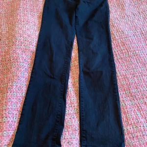 Svarta jeansbyxor - Säljer ett par svarta jeans i bra skick. De har en klassisk design, levi’s 724 high Rise straight . Byxorna har en rak passform och är perfekta för både vardag och fest. bakfickor. Helt svarta och bra skick. W30 l34