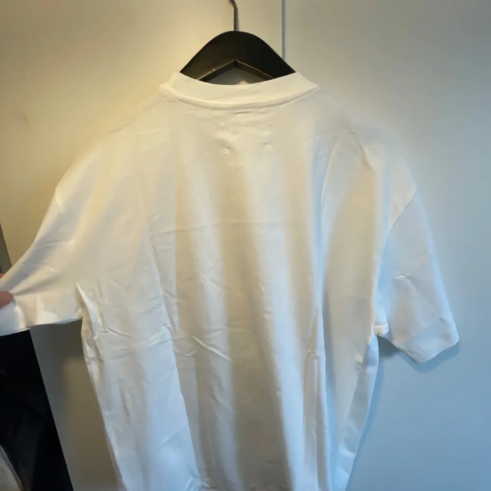 Maison Margiela T-shirt storlek L. Rep. T-shirts.