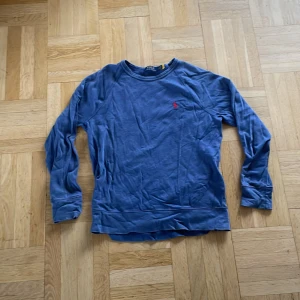 Ralph lauren tröja - Säljer min snygga Ralph lauren tröja för att den inte används längre, rätt så använd så därför säljer jag den så billigt, inga slitningar eller defekter. Köpt för 1250kr men säljer för 400kr, priset kan diskuteras 