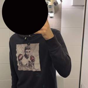 Säljer en Limitato hoodie med trycket muhammad ali. Nypris 3000kr Skicket är 9,5/10 riktigt fint skick inga fläckar, skador eller annat. Pris kan diskuteras vid snabb och smidig affär:) Storlek L men passar M