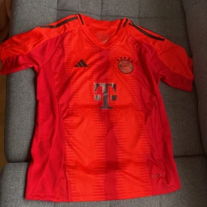 Fotbollströja  - Säljer en Bayern München tröja. Använt ca 4 gånger bara. Tappat intresse för den så jag säljer den. Inget problem med den 