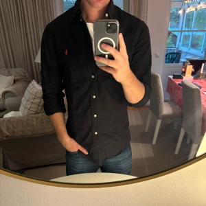 Ralph Lauren skjorta - Hej säljer nu min fina Ralph Lauren skjorta i storlek M. Den är i nyskick och kommer vara otroligt snygg i höst/vinter. Nypris cirka 1500kr! Vi kommer att sälja liknande produkter nu närmare vinter så glöm inte följa profilen!🌊🍾