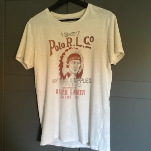 Ralph lauren T-shirt  - Tjena säljer den här sjukt snygga Ralph lauren T shirten för endas 249 hör av er vid frågor 