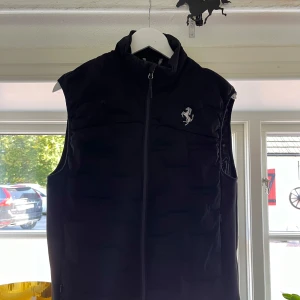 Ferrari väst - Ferrari väst från lake forest i USA. Det är original västen så den finns inte att få tag på längre.  9,5/10 i skick