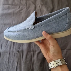 Ljusblåa lofers  - Säljer dessa helt nya väldigt snygga äkta mocka lofers i ljusblått. Dom passar perfekt för varma dagar men också dessa höstdagar. Storleken är 39 så dessa passar perfekt för ngn mindre som vill vara lite laidback frågor kom dm. 