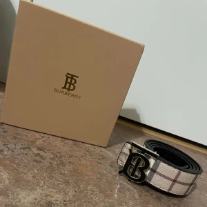 Burberry bälte - Tja, säljer då detta burberry bälte då d inte kommer till användning. Använd ca 2 gånger. Skriv vid intresse.