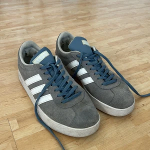 Adidas skor - Så snygga, alla defekter syns på bilderna men bra skick överlag ☺️☺️skulle säga att färgen är lite ljusare i verkligheten!