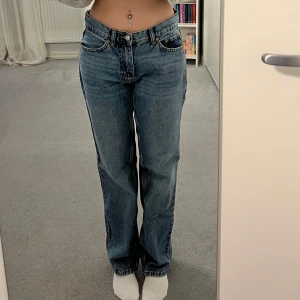 Blåa low waist jeans - Säljer dessa snygga och sköna jeansen från Gina Tricot som är i väldigt bra skick och knappast använda.