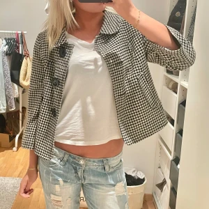 Trekvartsärmad kappa - Knappt använd trekvartsärmad kappa, jättefin till hösten, skulle säga att den passar S/M