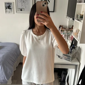 Vit topp - Skit fin Sthlm stil blus men puffärmar. Köpt utomlands så vet inte vart den är ifrån!!💕💕