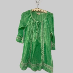 Grön boheme strandklänning  - Ibiza/bali klänning ll från ” i day make a diffrense”   84 cm i längd Armhåla -armhåla 52 cm Midja tvärsöver 49 cm