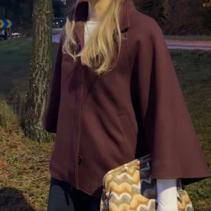 Poncho  - Jättefin poncho som jag köpte här på Plick för 800kr säljer då det inte riktigt va min stil. Perfekta färgen inför hösten🤌🏽💋(har bud på 700kr)