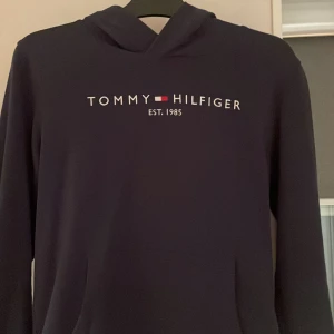 Tommy hilfiger - Sparsamt använd Tommy Hilfiger hoodie säljes 