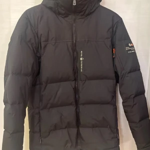 Sail Racing jacka - Säljer nu denna Sail racing jacka som passar perfekt till vintern! Använd ett fåtal gånger då den tyvärr är lite för liten på mig. Nypris ligger runt 4.200. Priset kan diskuteras och kontakta gärna vid minsta fråga🙏