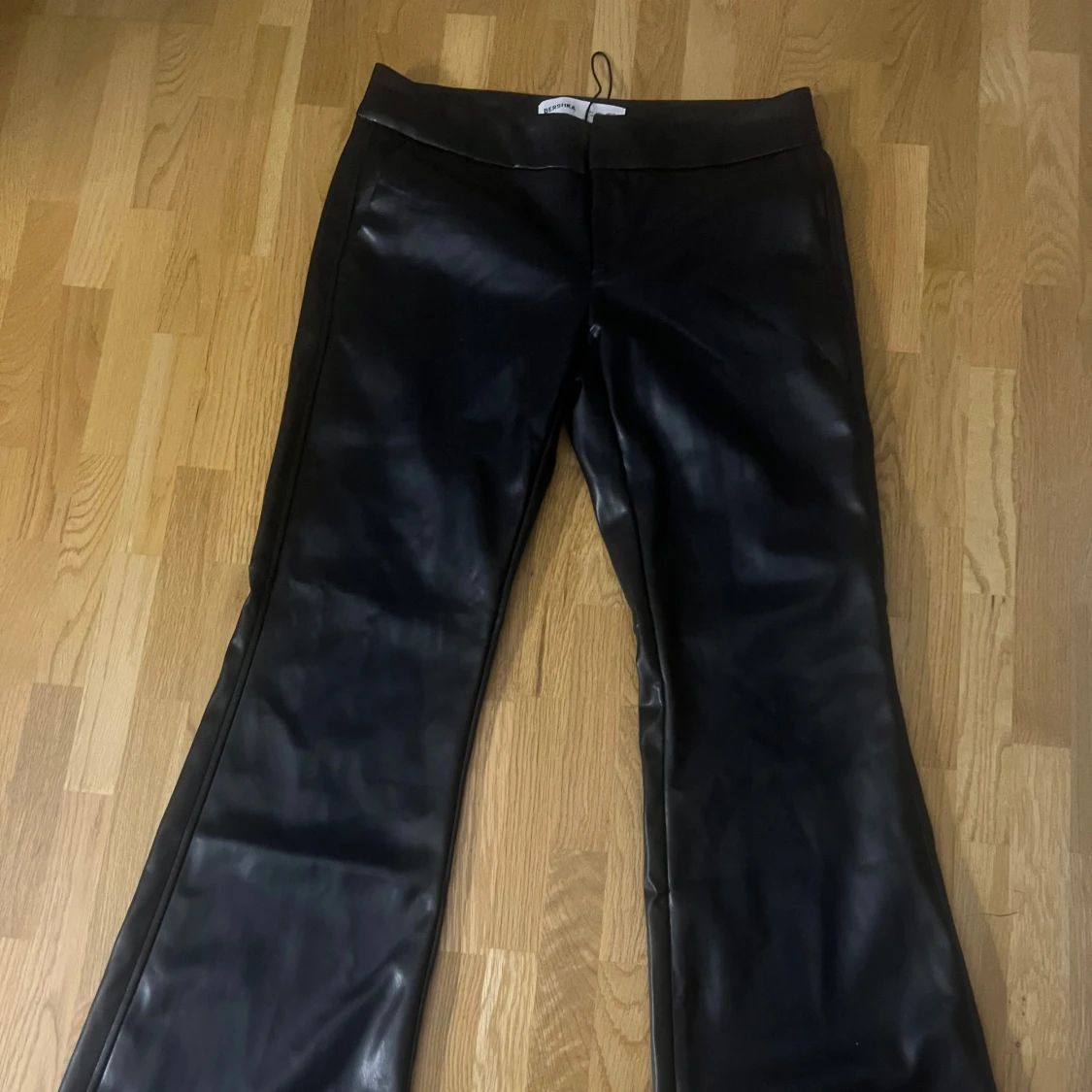 Svarta lågmidjade bootcut läderbyxor  - 90